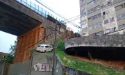 Carro cai de viaduto em Salvador; dois ocupantes saem ilesos