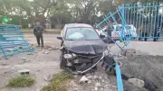 Carro fica destruído após invadir praça e derrubar grade em São José