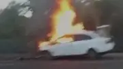 Carro pega fogo após batida em ponte na Avenida Randolfo em Uberaba
