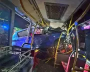 Carro 'voa' e fica preso em ônibus na Austrália; veja vídeo