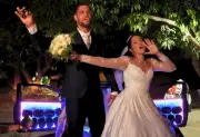 Casal chega ao próprio casamento com som automotivo e carroceria de gelo e bebidas