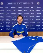 Chelsea contrata Henderson, ex-Brentford e Seleção