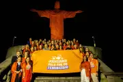 Cristo Redentor iluminado celebra 20 anos da Lei Maria da Penha