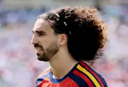 Cucurella deixa carteiro posar com medalha da Copa do Mundo