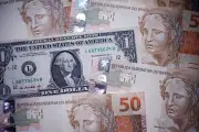 Dólar cai 1,8% em julho, mas bancos veem espaço para alta