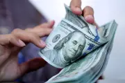 Dólar opera estável em ajuste de risco, mas petróleo fraco