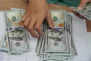 Dólar à vista oscila perto da estabilidade com atenção a EUA e Irã