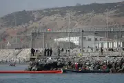 Espanha instala barreira no mar em Ceuta após retorno em massa
