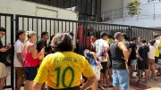 Fã de Neymar em Belém pede PIX ao marido e leva 'fora' para ver o craque