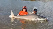 Família pesca piraíba de 2,10 metros em Goiás e devolve peixe ao rio