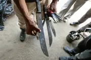 Ferro-velho clandestino é interditado no Cachambi; 13 armas brancas apreendidas