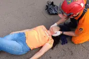 Fio de telefonia enrola no pescoço e fere motociclista em Campo Grande