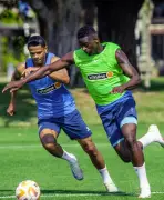 Flamengo mantém negociação com Luiz Henrique em paralelo a Almada
