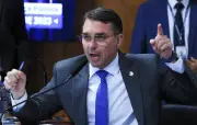 Flávio Bolsonaro promete Bolsa Família e critica Desenrola na Paraíba