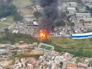 Fumaça de bueiros chama atenção em incêndio na Grande SP