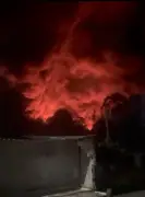 Galpão de recicláveis pega fogo em Itaquaquecetuba