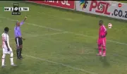 Goleiro é expulso por segurar bola fora da área em lance bizarro na África do Sul