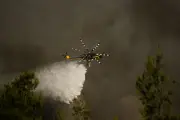 Helicópteros militares colidem em combate a incêndios na Grécia