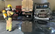 Incêndio destrói caminhão em depósito comercial em Aracaju