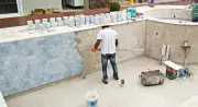 Inverno é época ideal para reformar área da piscina com segurança