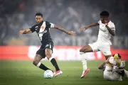 Jair volta ao time titular e celebra Vasco sem levar gols