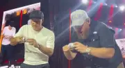 John Terry é vaiado ao beber cerveja com Luke Combs em Wembley