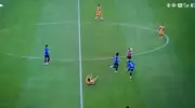 Lateral brasileiro acerta bolada em árbitra no México e pode ser punido