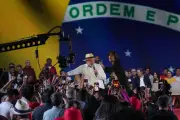 Lula oficializa reeleição e faz campanha com base na defesa do governo