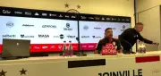 Macaneta cai na apresentação de Diego Souza no Joinville