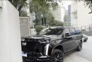 Memphis chega a hospital para exames e renova com Corinthians