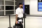 Memphis Depay embarca para São Paulo e se aproxima do Corinthians