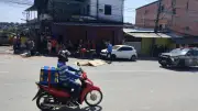 Motociclista morre após colisão e queda sob caçamba em Manaus