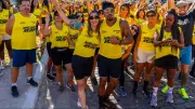 Naldo Benny canta em trio elétrico durante corrida em Magé