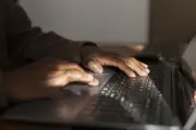 NetLab flagra 544 anúncios fraudulentos sobre o Desenrola na Meta