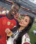Nico Williams termina namoro após título mundial e flagra em iate
