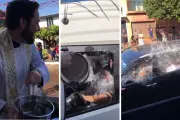 Padre viraliza ao abençoar veículos com balde de água em MS