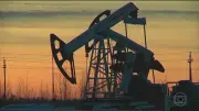 Petróleo cai quase 5% e fecha a US$ 83,77 com trégua EUA-Irã