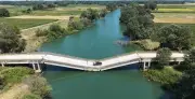 Ponte danificada por enchentes na Grécia é usada apesar do risco