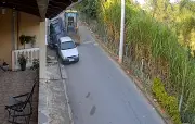 Retroescavadeira da Prefeitura bate em carros estacionados em Salesópolis