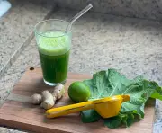 Suco verde clássico: receita simples e nutritiva com couve, limão e gengibre