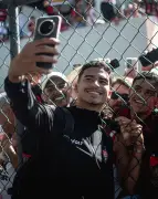 Torcida do Vitória faz festa no aeroporto antes de jogo decisivo