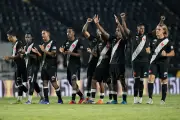 Vasco busca novos batedores de pênaltis após saídas; veja cenário