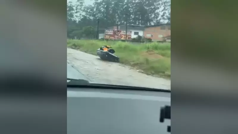 Acidente chocante: Moto aquática se desprende de veículo e cai em rodovia de SC; veja o vídeo