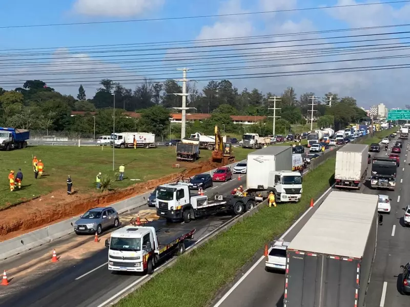 Acidente com carreta causa engarrafamento na Rodovia Dutra, em São José dos Campos