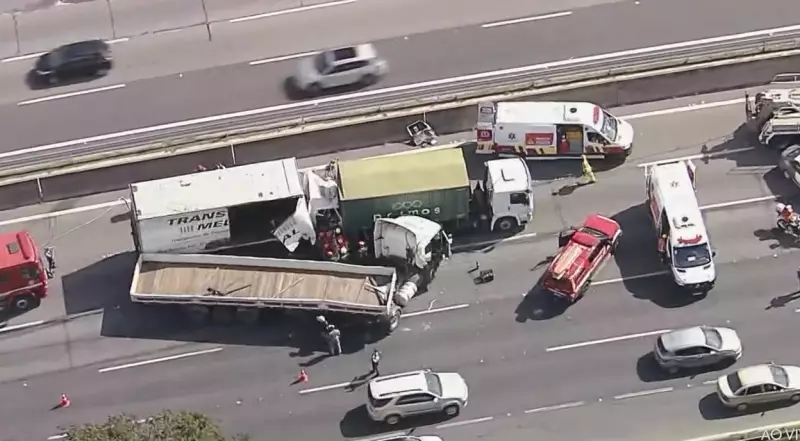 Acidente com três caminhões interdita faixas no Rodoanel em Osasco
