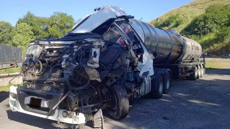 Acidente em Barra Mansa: Caminhão tomba e causa congestionamento na RJ-155