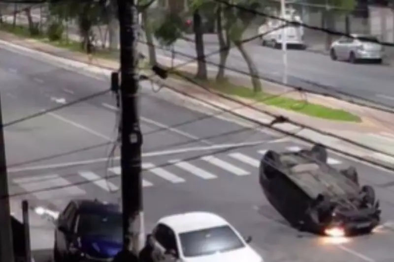 Acidente em Santos: motorista bate em carro estacionado e capota veículo em avenida movimentada