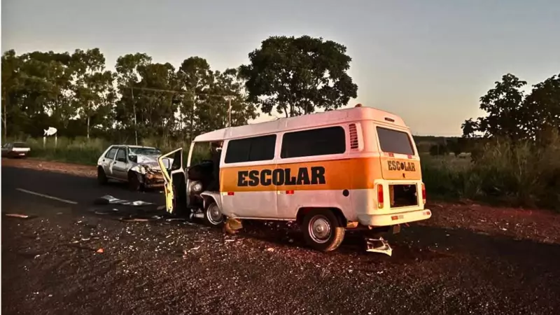 Acidente entre kombi escolar e carro deixa crianças feridas em Minas Gerais