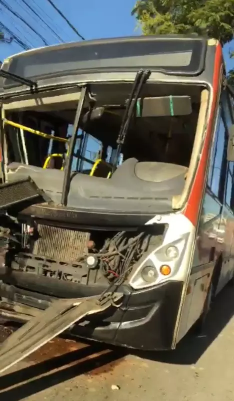 Acidente entre ônibus e caminhão em Volta Redonda deixa feridos e trânsito caótico