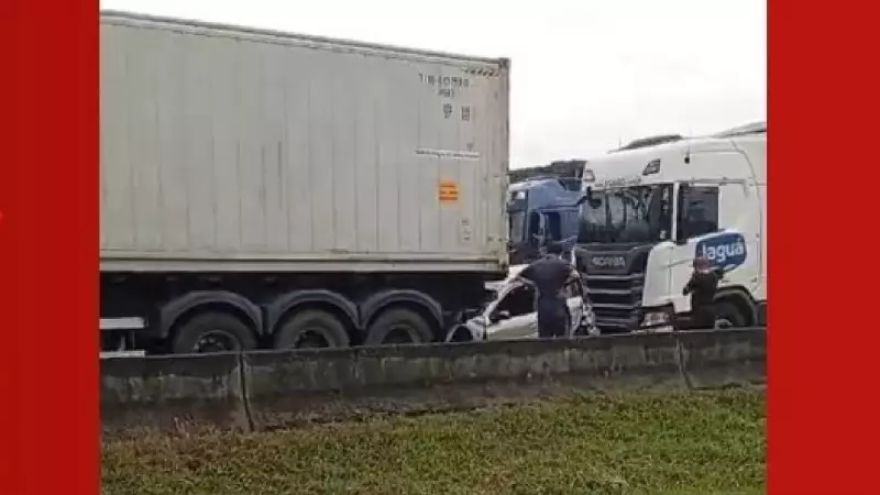 Acidente no Paraná: Carro fica prensado entre dois caminhões na BR-376